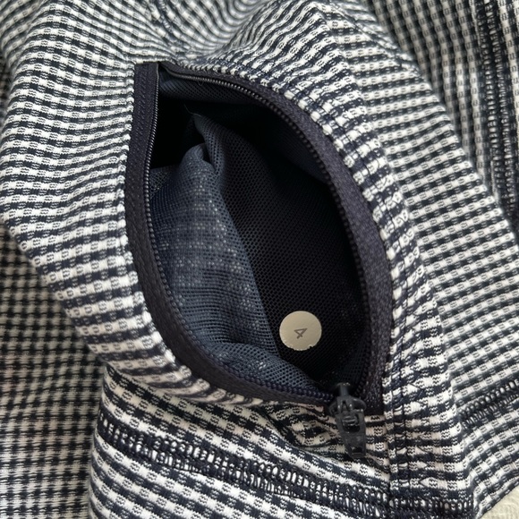 LULULEMON JACKET IN EXCELLENT CONDITION - Picture 4 of 4